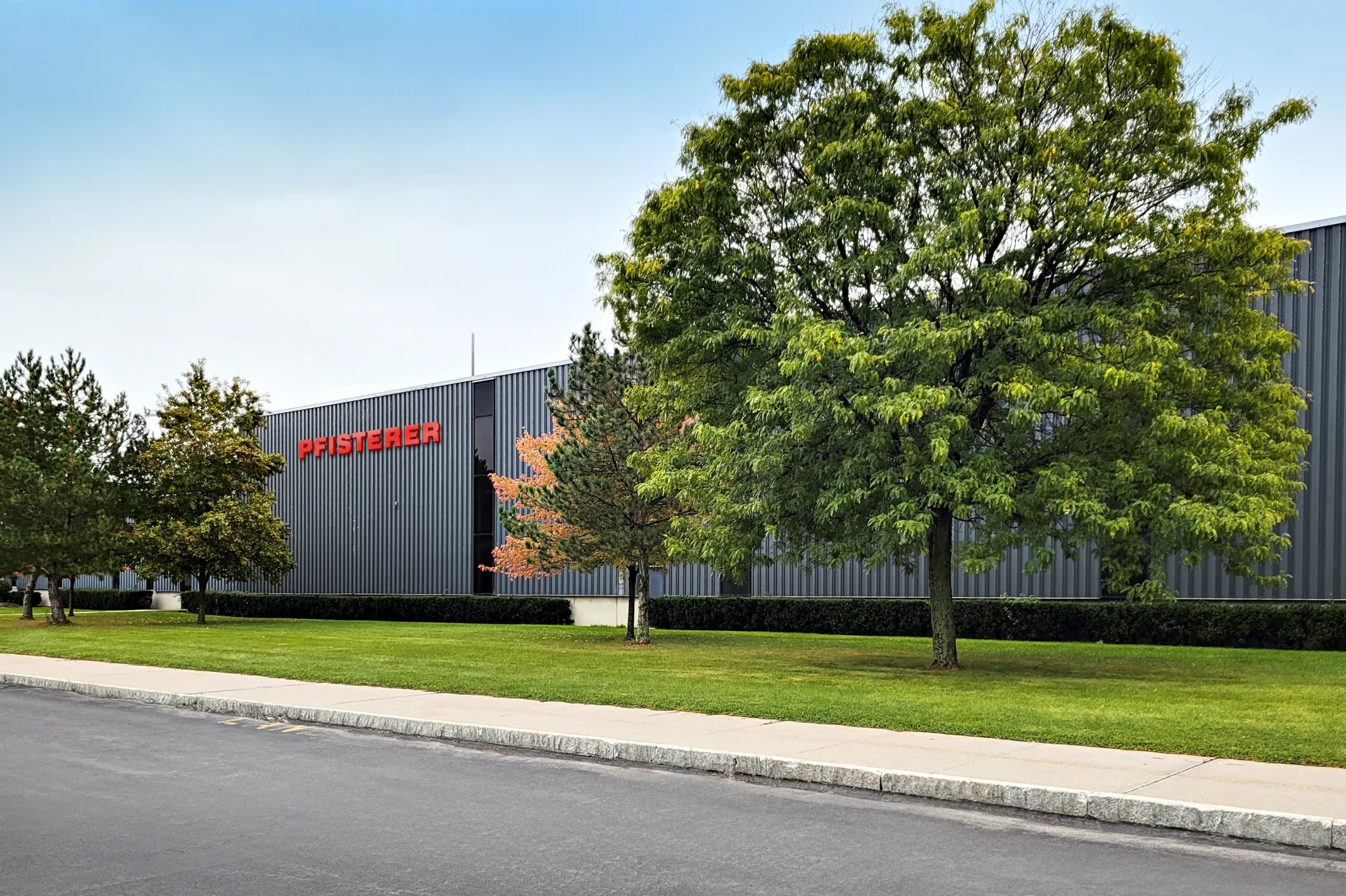 Werk Rochester von der Straße aus fotografiert mit Baum davor