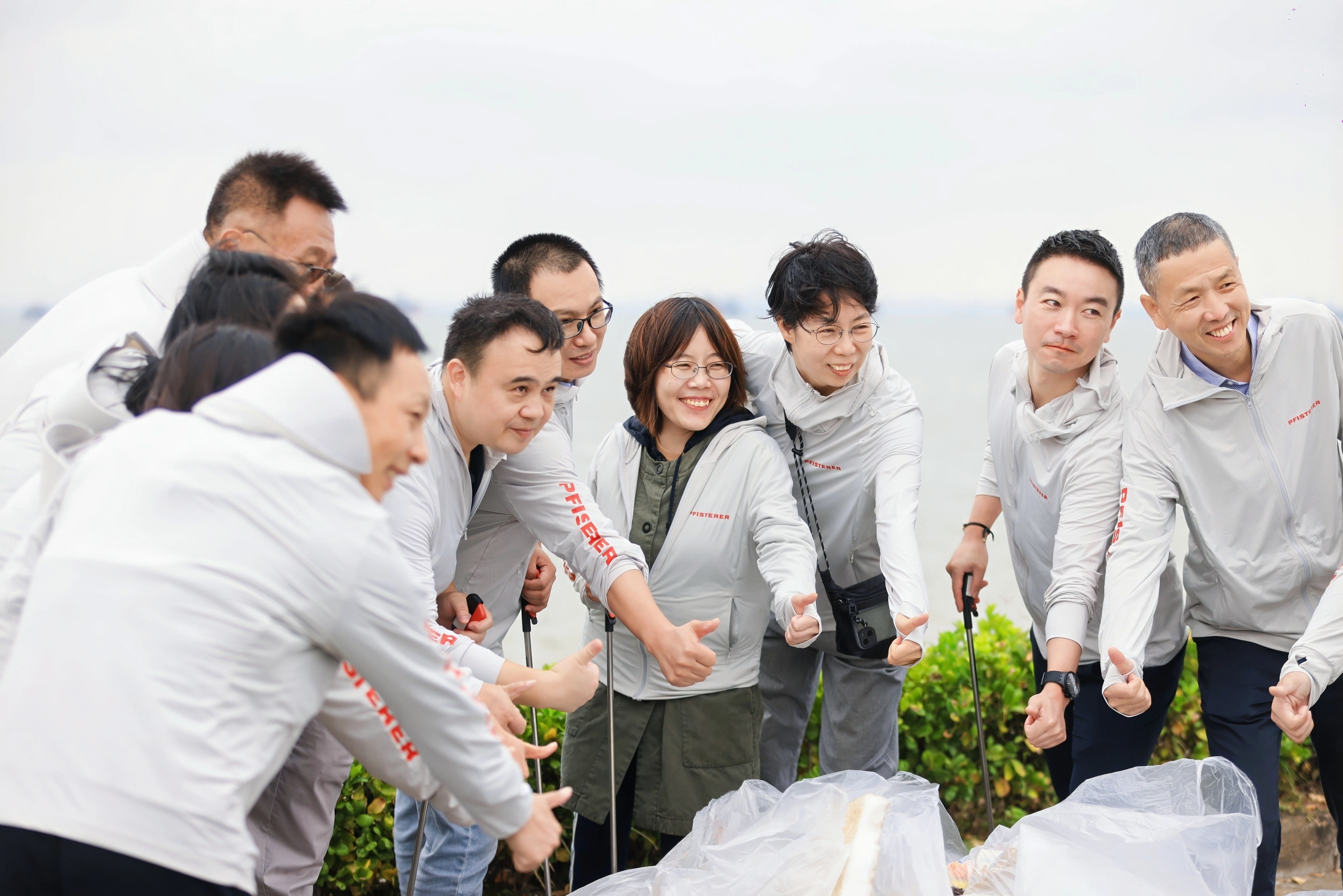 MItarbeiter in einer Reihe wegen der one WORLD-Aktion in China