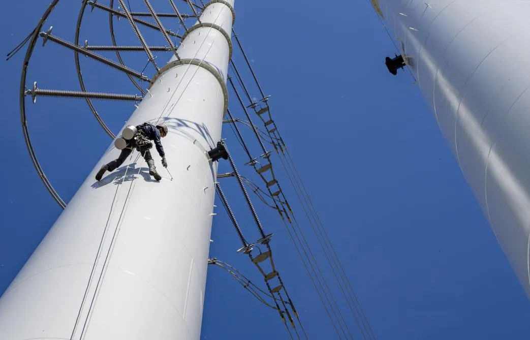 Mann an einer Freileitung