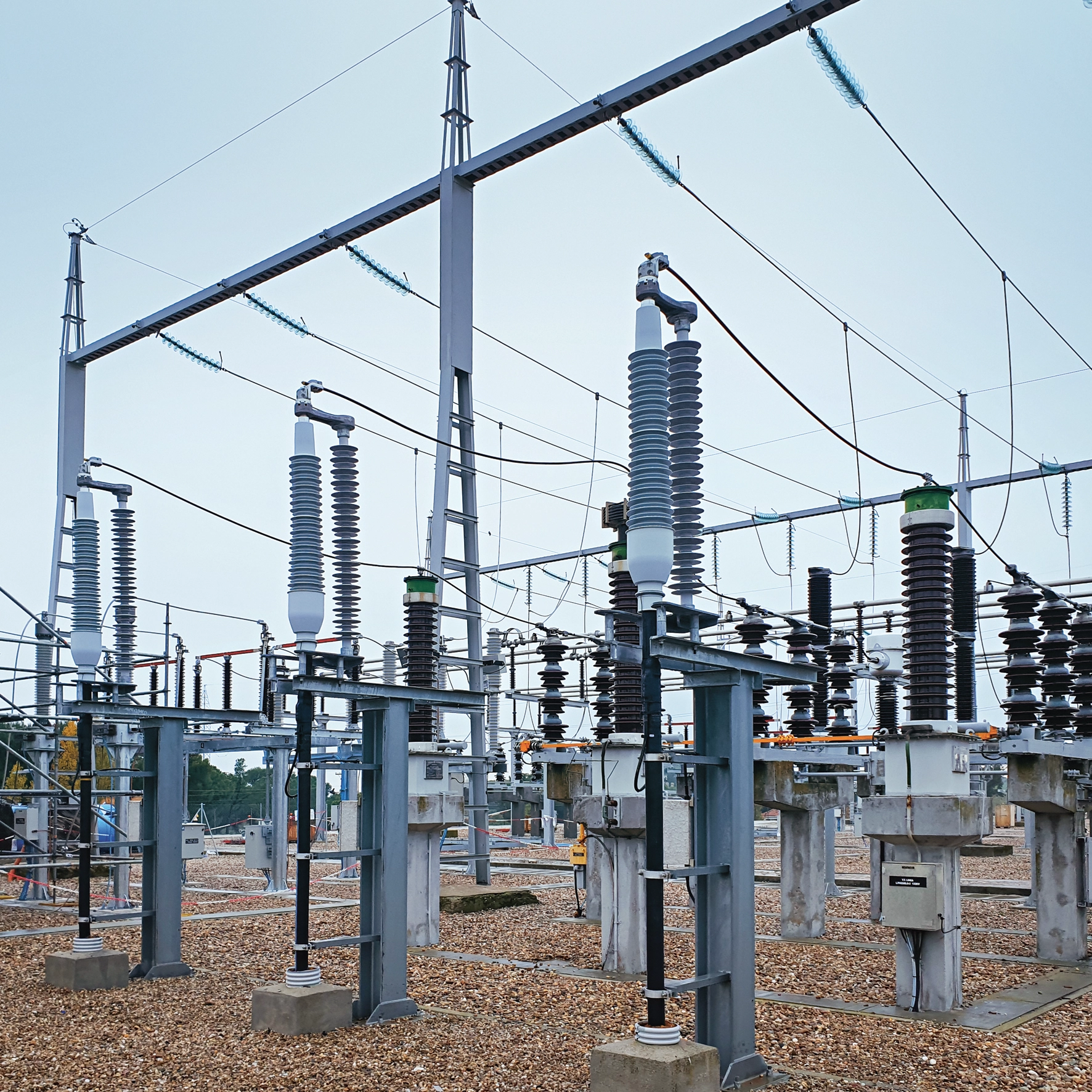 i-DE Redes Eléctricas Inteligentes nutzt in Spanien die EST-Retrofit-Lösung von PFISTERER zum Austausch alter Porzellan-Endverschlüsse.