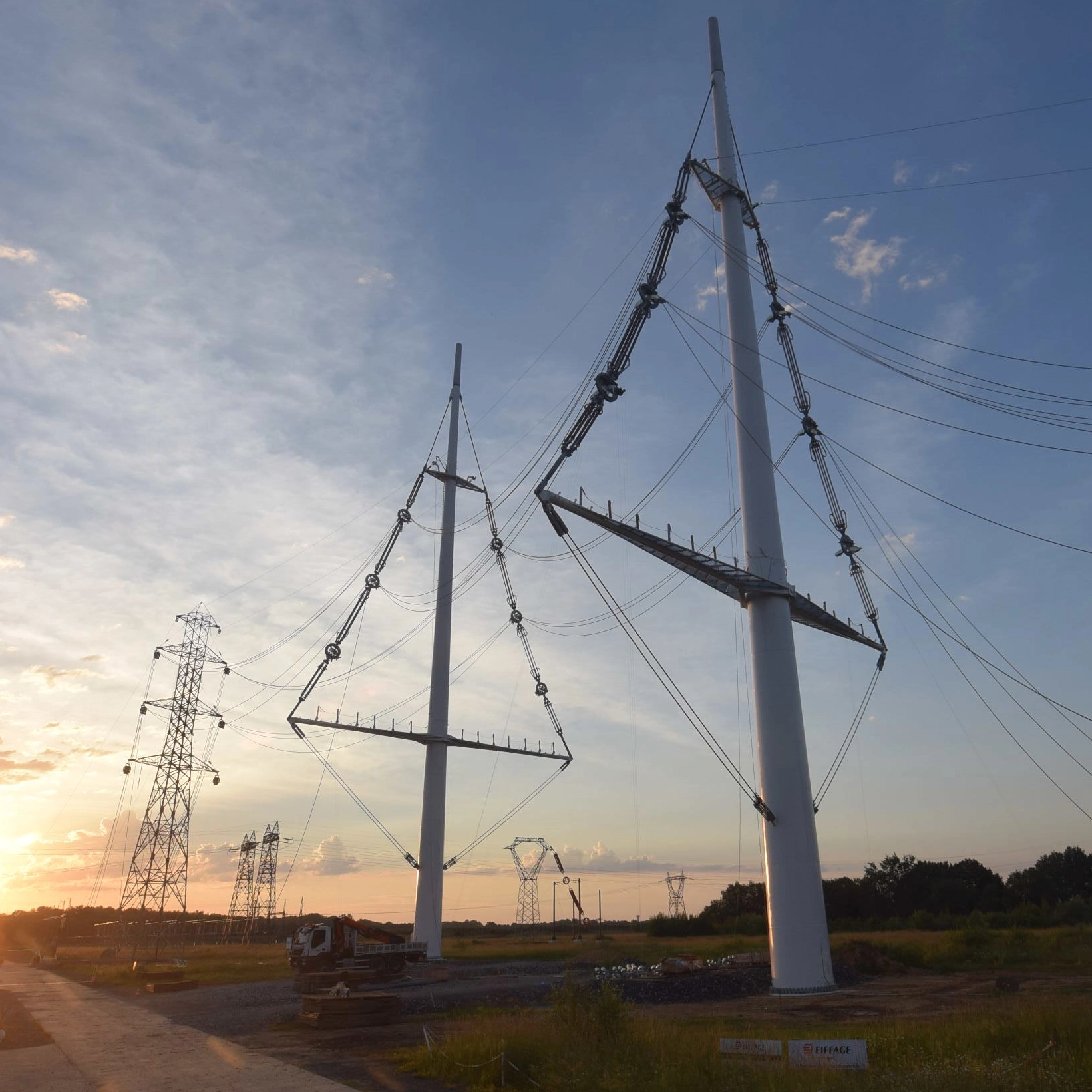 Mit modernster Freileitungstechnik, Kabelsystemen und Komponenten zur Übertragung und Verteilung sichert PFISTERER die zuverlässige Energieversorgung der wachsenden Ballungsräume.