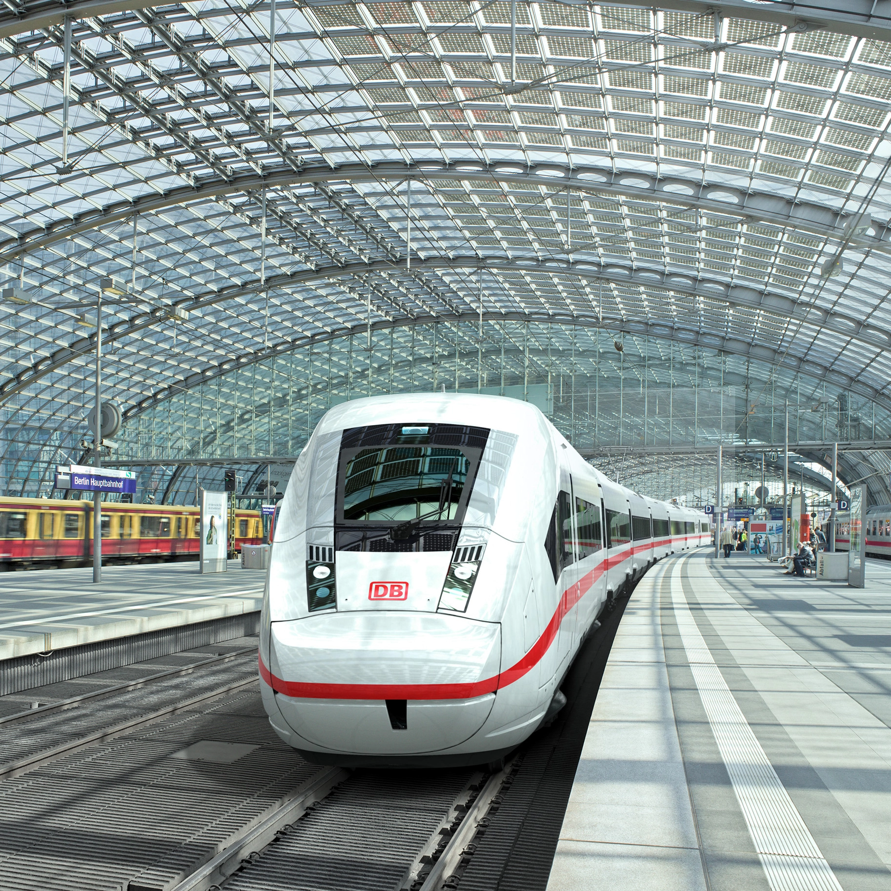 Das älteste Massenverkehrsmittel der Welt zählt zugleich zu den umweltfreundlichsten. PFISTERER elektrifiziert moderne Schienennetze, sorgt für sichere Kontaktierung im Regional- und Fernverkehr und bietet Sicherheitstechnik zum Schutz der Arbeiter. (Bild: SIEMENS)