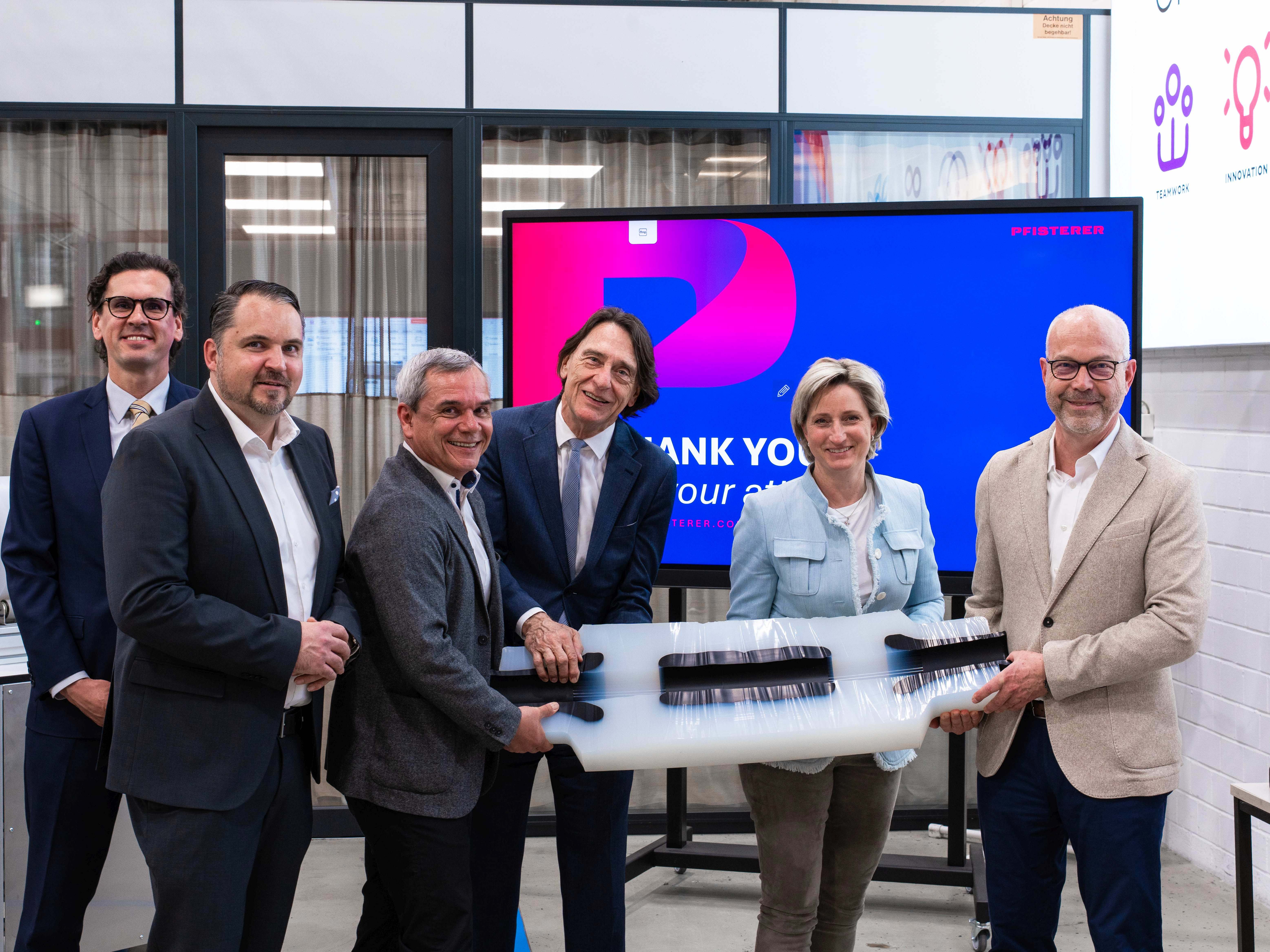 Von links nach rechts: Daniel Wolff, Referent im Ministerium für Wirtschaft, Arbeit und Tourismus, Christian Gehring, CDU-Landtagsabgeordneter für den Wahlkreis Schorndorf, Werksleiter Thierry Le Heno, Aufsichtsratsvorsitzender der PFISTERER Holding SE, Prof. Dr. Wolfgang Blättchen, Dr. Nicole Hoffmeister-Kraut, Ministerin für Wirtschaft, Arbeit und Tourismus-von Baden-Württemberg und Mitglied des Vorstands Johannes Linden.