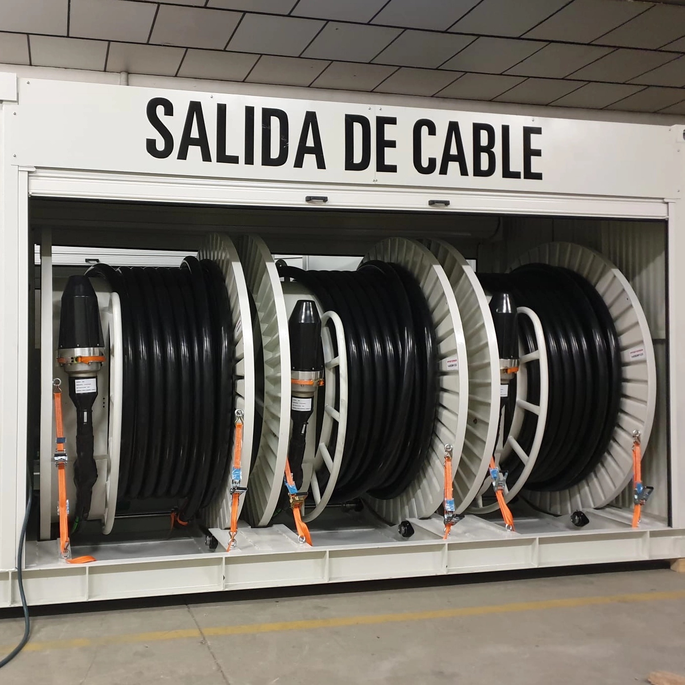 PFISTERER entwickelte eine schlüsselfertige GIS-By-Pass-Lösung für den schnellen Einsatz auf den Kanarischen und Balearischen Inseln. REE sichert damit die Energieinfrastruktur auf den isolierten Inseln gegen Anlagenausfälle. 54 Kabeltrommeln mit steckbaren HV-Verbindungen stehen in 18 Seecontainern zum sofortigen Einsatz bereit. 