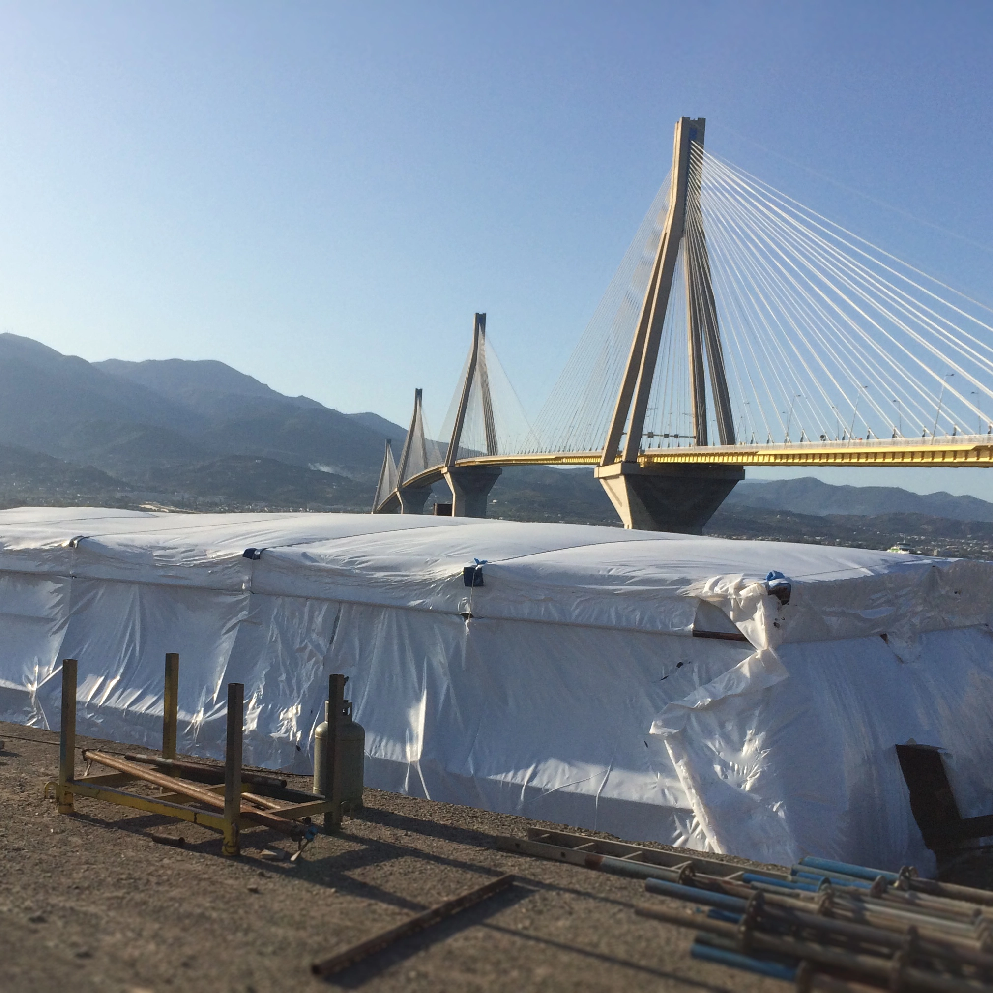 Die Montage der IXOSIL-Muffen und Freiluft-Endverschlüsse von PFISTERER zur Anbindung der neuen 400-kV-LandSeekabel-Verbindung nahe Patras ist in vollem Gange. Ende März 2020 werden die Arbeiten abgeschlossen sein.