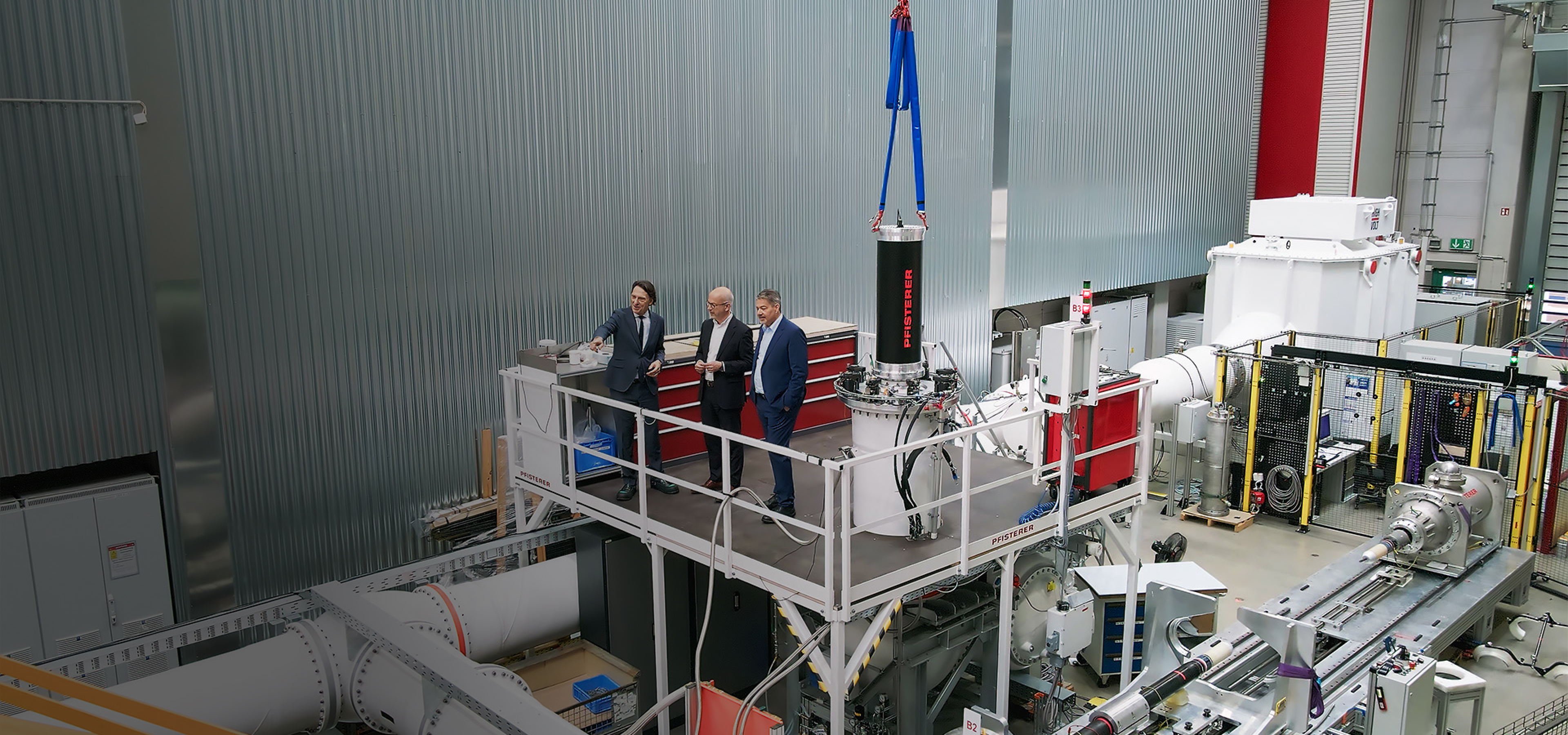 Vorstand steht in der Lagerhalle