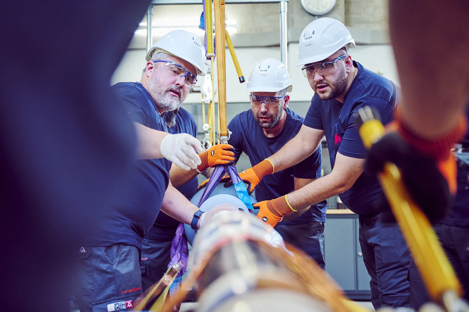 PFISTERER Mitarbeiter arbeitet an einem Erdkabel