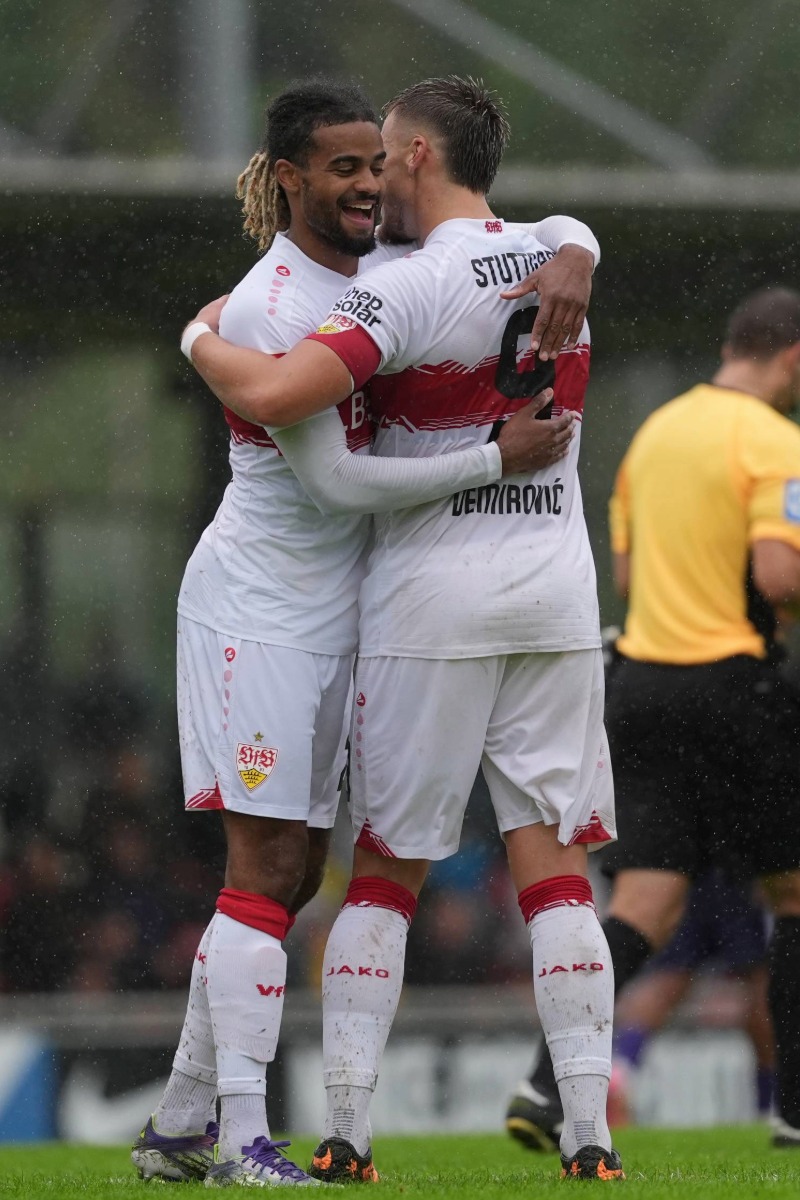 Zwei VfB Spieler am Jubeln