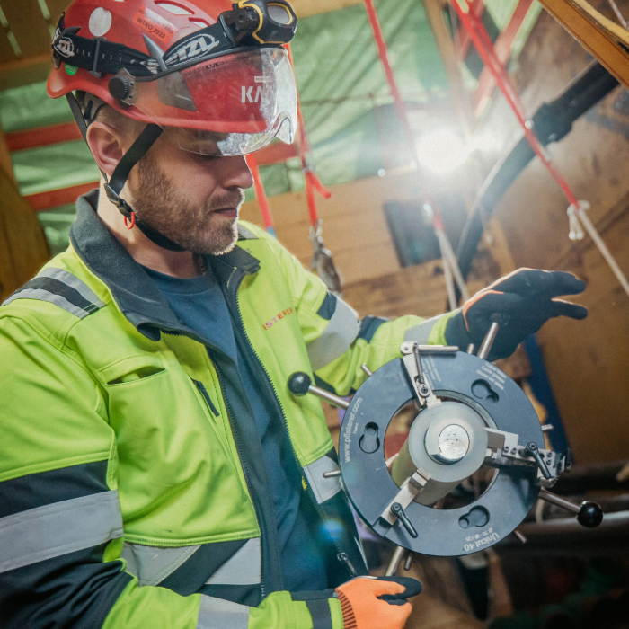 Monteur der ein Kabel Schält