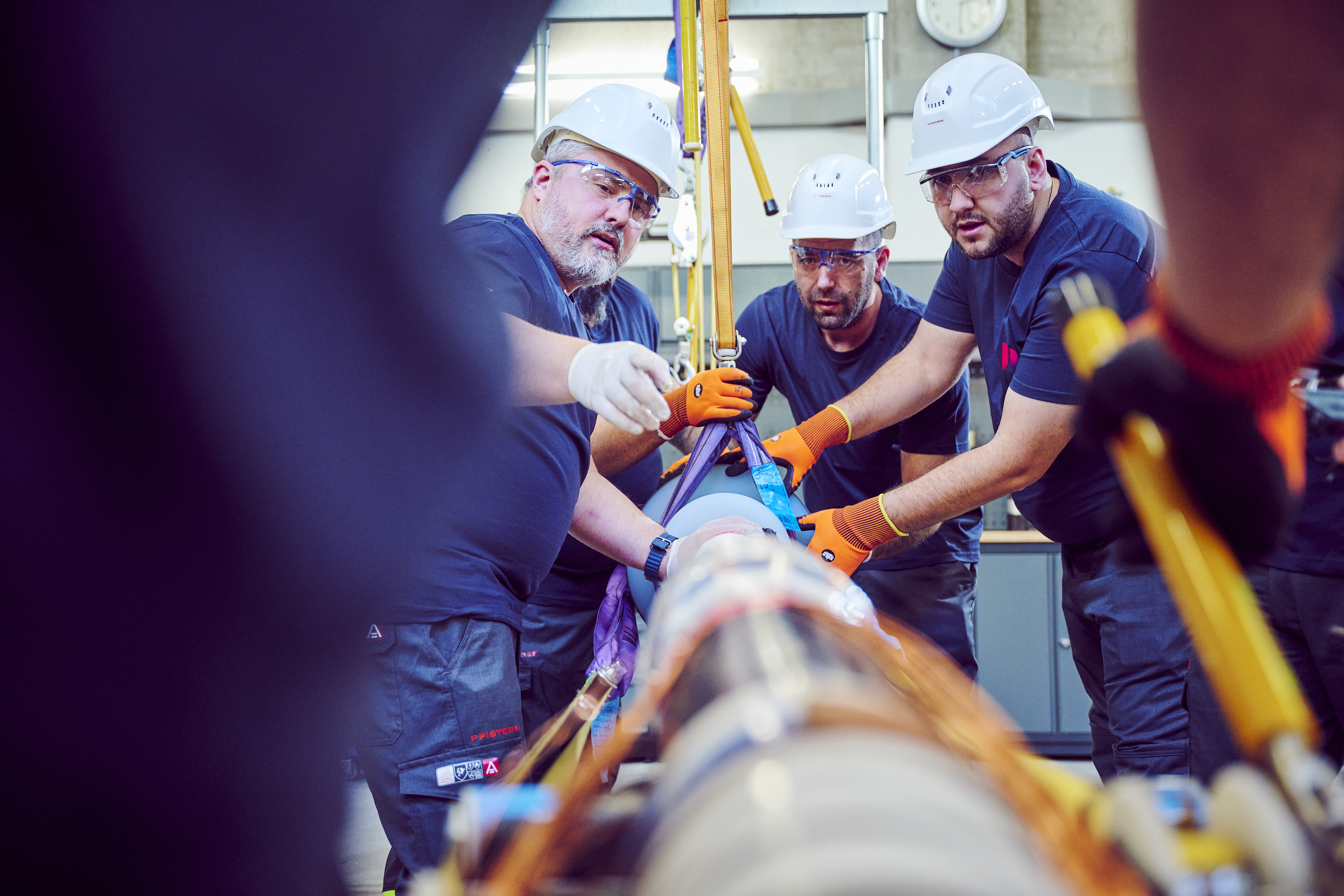 Kabel am Lastkran, von Monteuren gestützt
