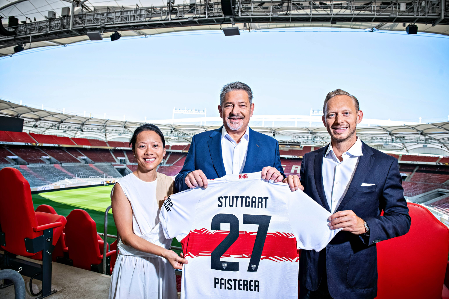 Trang Grün, Konstantin Kurfiss und Rouven Kasper heben ein VfB Trikot mit PFISTERER Aufdruck